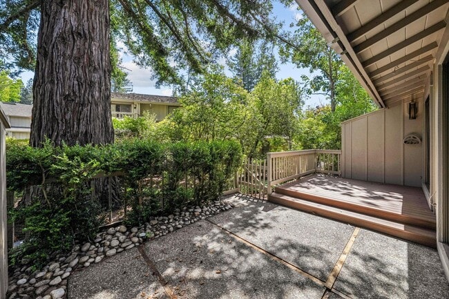 Building Photo - Luxury 3-Level Townhome in Highly Desirable Sharon Heights Neighborhood