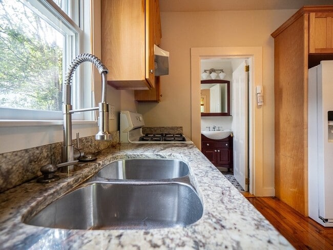 Building Photo - 12 Adella Pl