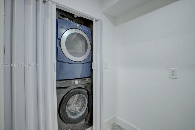 Building Photo - 616 SW 11th Ct