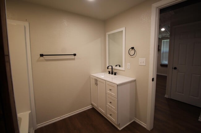 Building Photo - 213 N Waldrip St