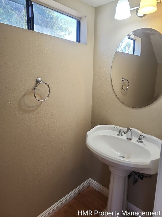 Building Photo - Spacious Town House