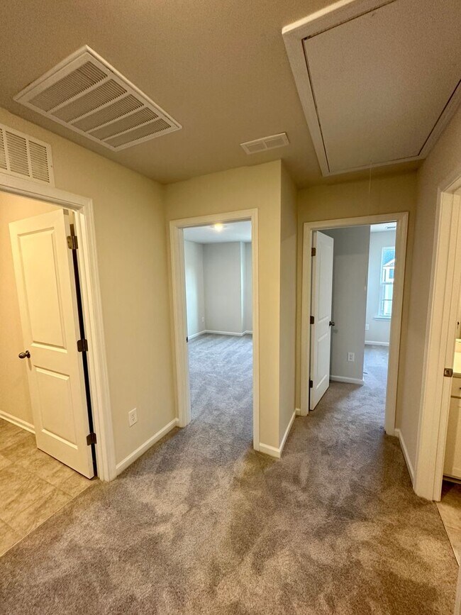 Building Photo - 4BR/3.5 Bath Townhouse in Prime Ballantyne Location; Great Schools