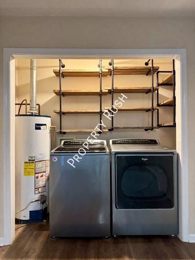 Building Photo - 1110 Fernway Cir