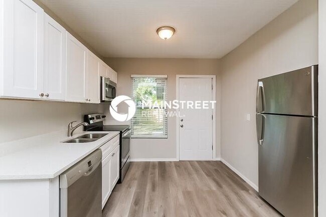 Building Photo - 3 Bedroom Pet-Friendly Home in ST PETERSBU...
