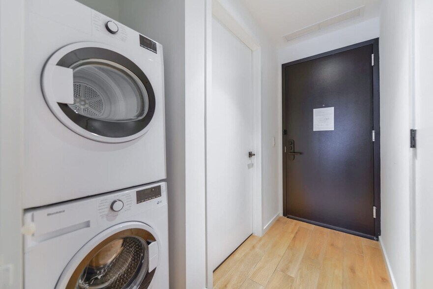 Building Photo - 398 NE 5th St