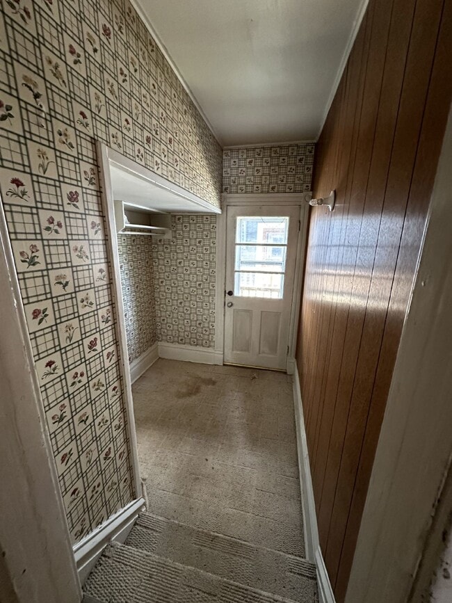 Building Photo - Superb 3 Bed 2 Bath close to UWEC! Availab...