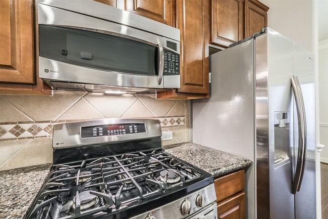 Building Photo - 3521 Clearview Cir