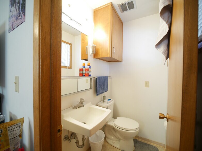 Building Photo - 1425 NW Kenny Dr