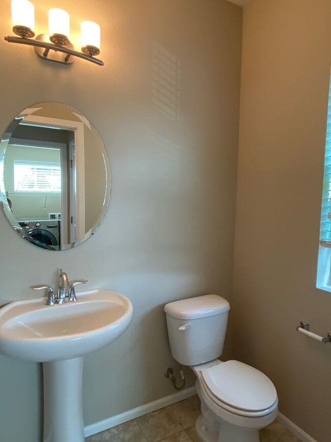 Building Photo - 4 Bed  2.5 Bath Redmond Townhome