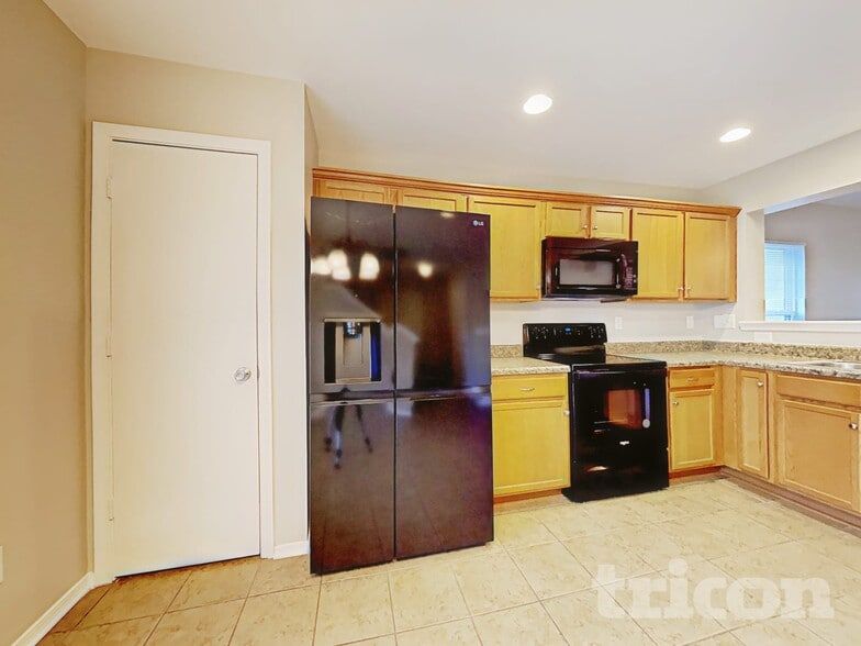 Building Photo - 4560 Stone Mountain Dr