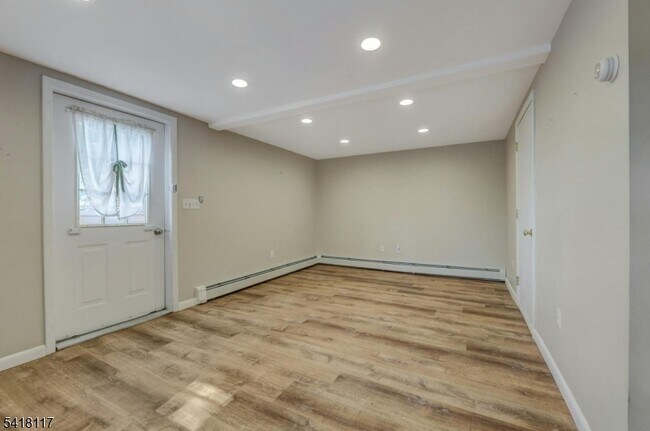 Building Photo - 336 Lakeview Ave