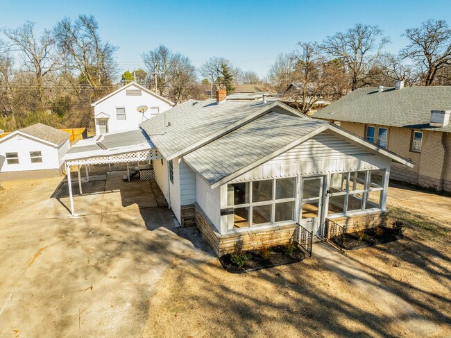 Building Photo - Freshly Updated 3 Bedroom House