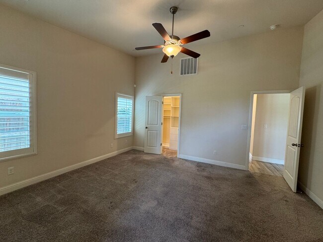 Building Photo - 391 Maclure Ave