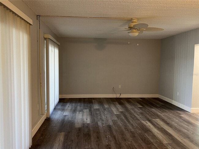 Building Photo - 8825 Bay Pointe Dr