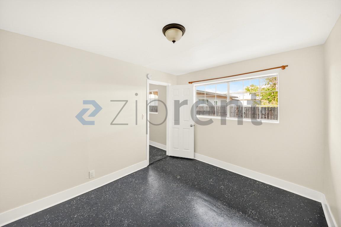 Building Photo - Unit
