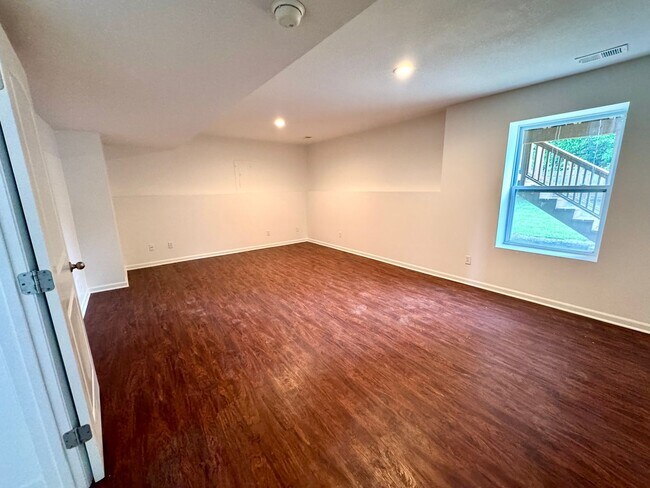 Building Photo - 930 NW Scenic Dr