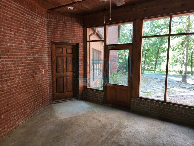 Building Photo - RARE exquisite home on acreage in the heart of West Little Rock!