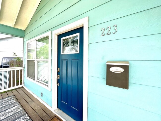 Building Photo - 3 Bedroom / 2 Bathroom super cute house for lease!