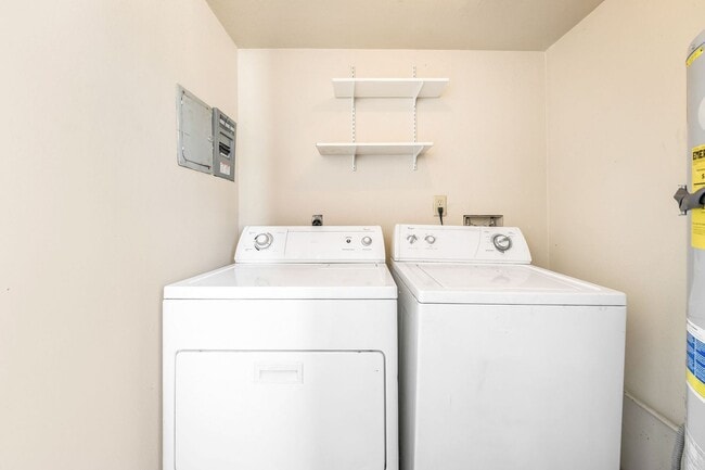 Building Photo - 2 Bedroom Condo!