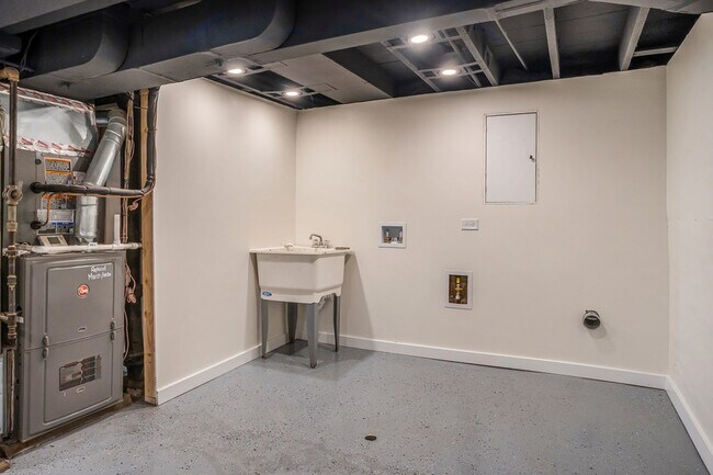 Building Photo - 2724 N Mobile Ave