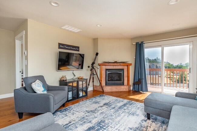 Building Photo - Spacious and Beautiful Home with Private Apartment!