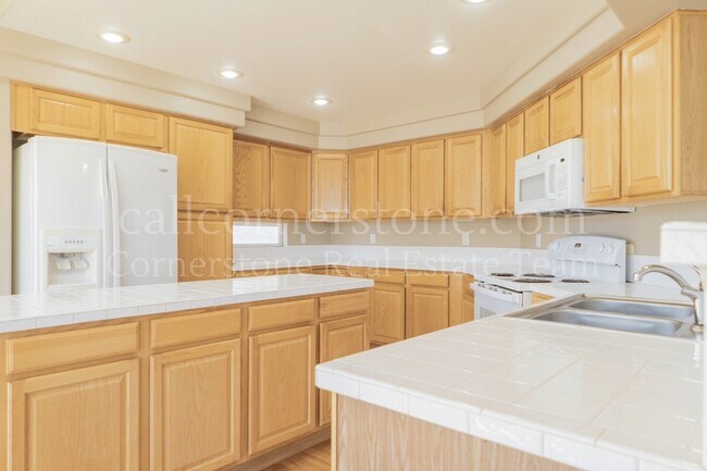 Building Photo - 3305 Hollycrest Dr