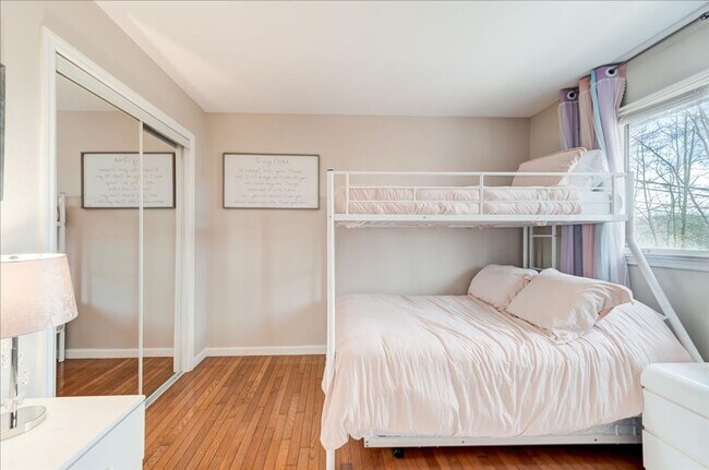 Building Photo - 441 Burlingham Rd