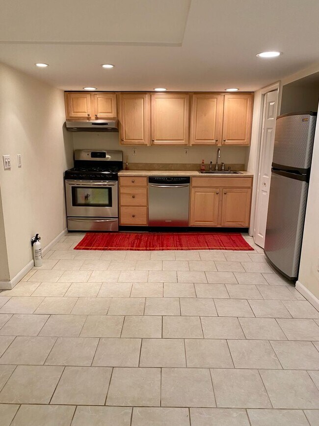 Building Photo - Spruce St 621 - “PM HOLD FUNDS $700.00 4/2...