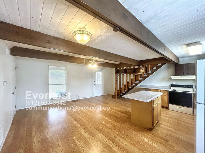 Building Photo - 801 W Navarro St