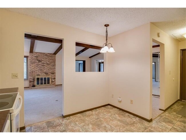Building Photo - 1041 Zanzibar Ln N
