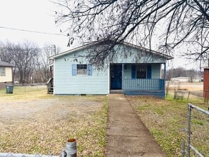 Building Photo - Centrally Located 4 Bedroom Home With Large Yard