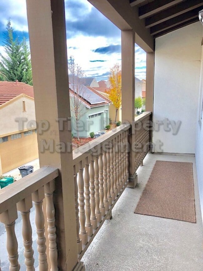 Building Photo - Beautiful 2 Bd/2.5 Ba/1,730 sqft Townhouse...