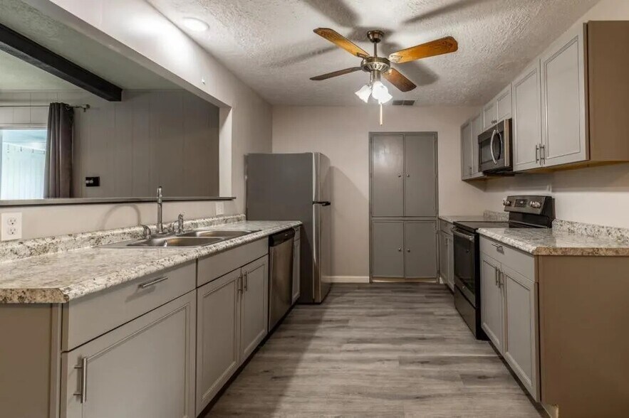 Building Photo - 463 Sprucewood Ln