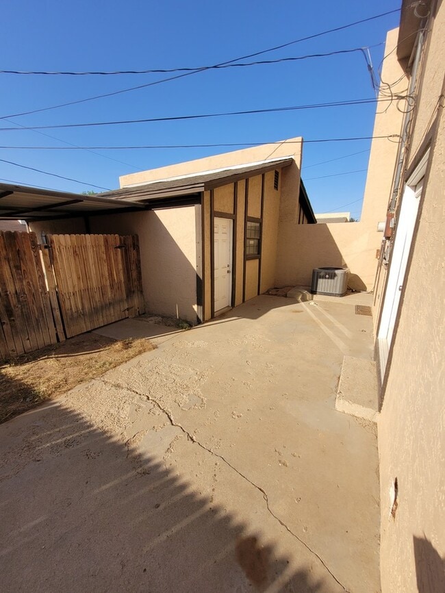 Building Photo - Spacious 3 bed 2 bath townhome!