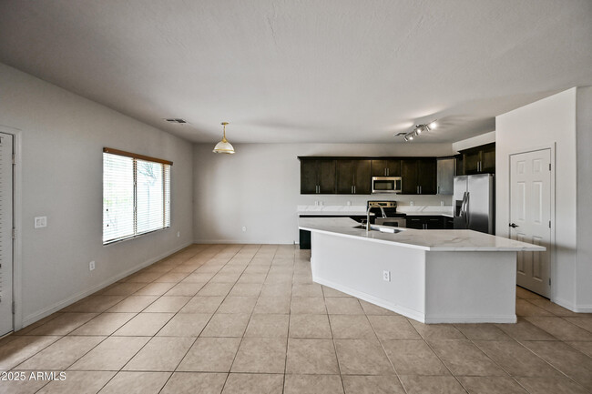 Building Photo - 11237 W Davis Ln