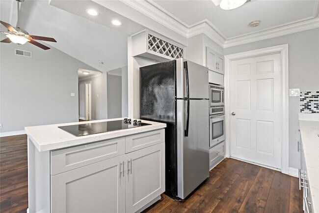 Building Photo - 5806 Ludington Dr