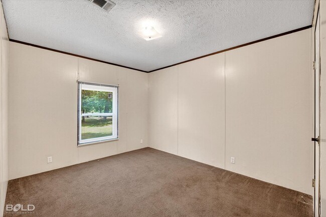 Building Photo - 4BD/2BA home with fenced back yard.