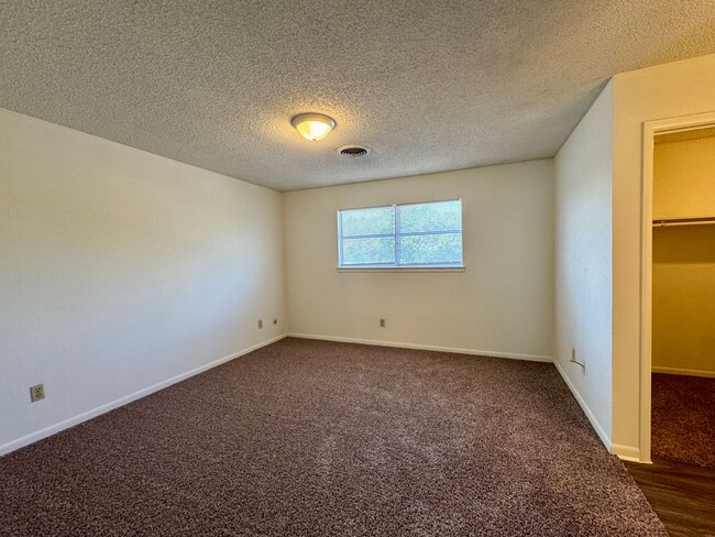 Building Photo - Townhome