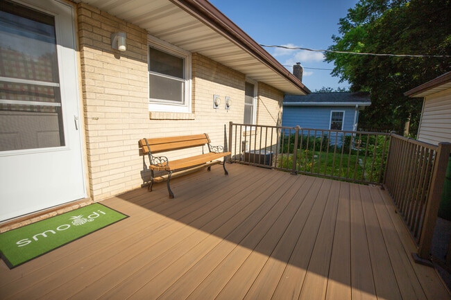 Building Photo - 204 NW Sharmin Dr