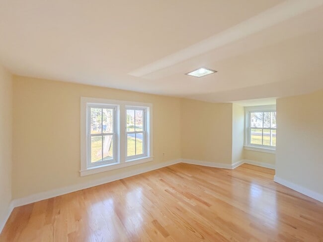 Building Photo - Spacious Renovated Colonial on The Lebanon Green