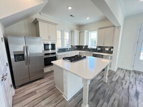 Building Photo - Luxury 2BR Townhome in Market Common | Walkable + Pool | Available Now