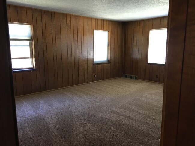 Building Photo - 4 bed - 2 bath Charming single family home walking distance to everything!
