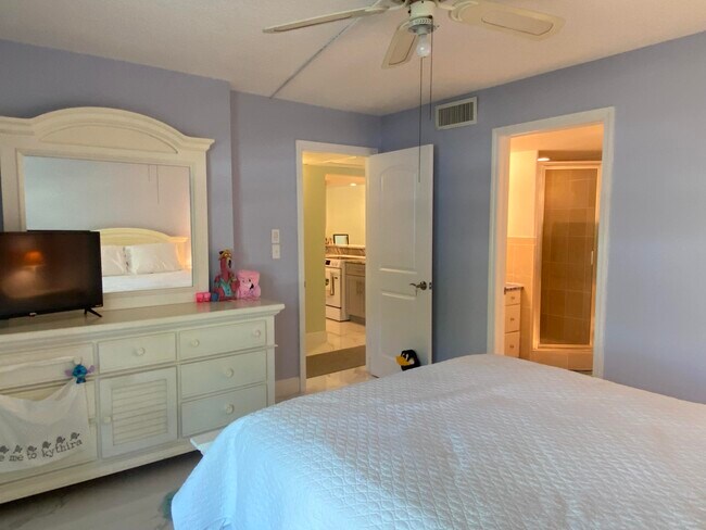 Building Photo - 2 Royal Palm Way