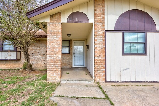 Building Photo - This Cute and Cozy 4 Bed, 2 Bath Home is Available now!!