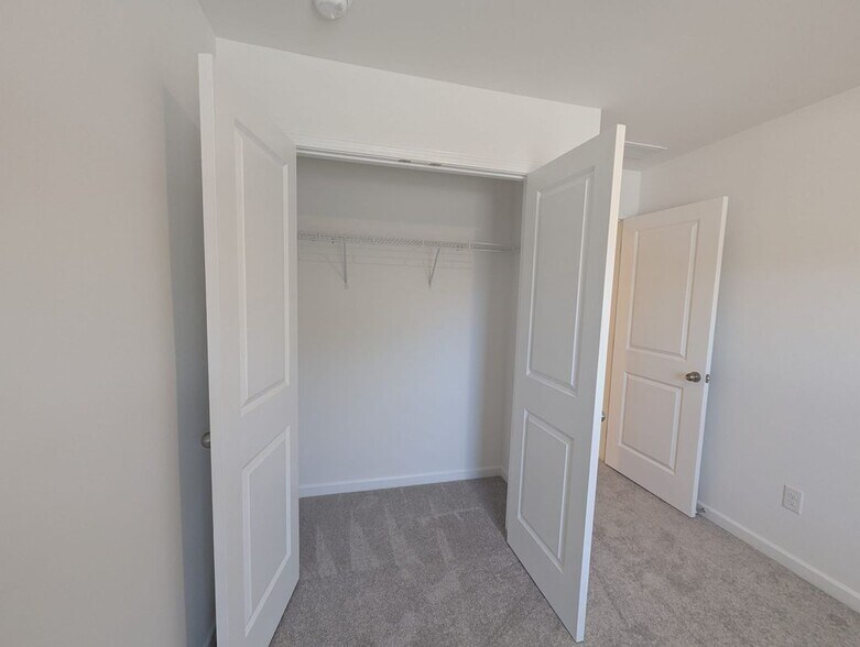 Building Photo - 240 Kenoot Dr