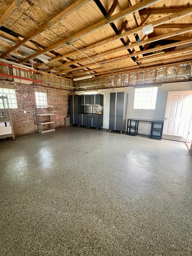 Building Photo - 5850 Kensington Ave