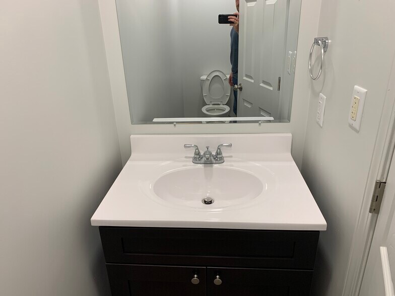 1/2 Bath - 1422 Chestnut St