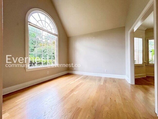 Building Photo - 5 Bed/3.5 Bath Home with Garage /Available Now!