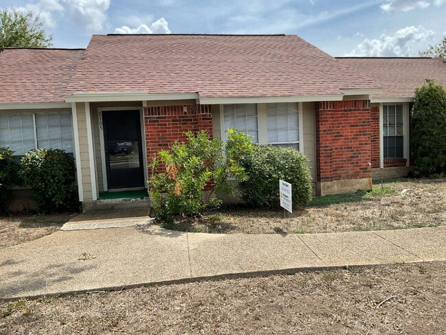 Building Photo - Beautiful Townhome in nice neighborhood - ...