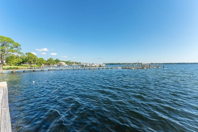 Building Photo - Gorgeous Water Views!